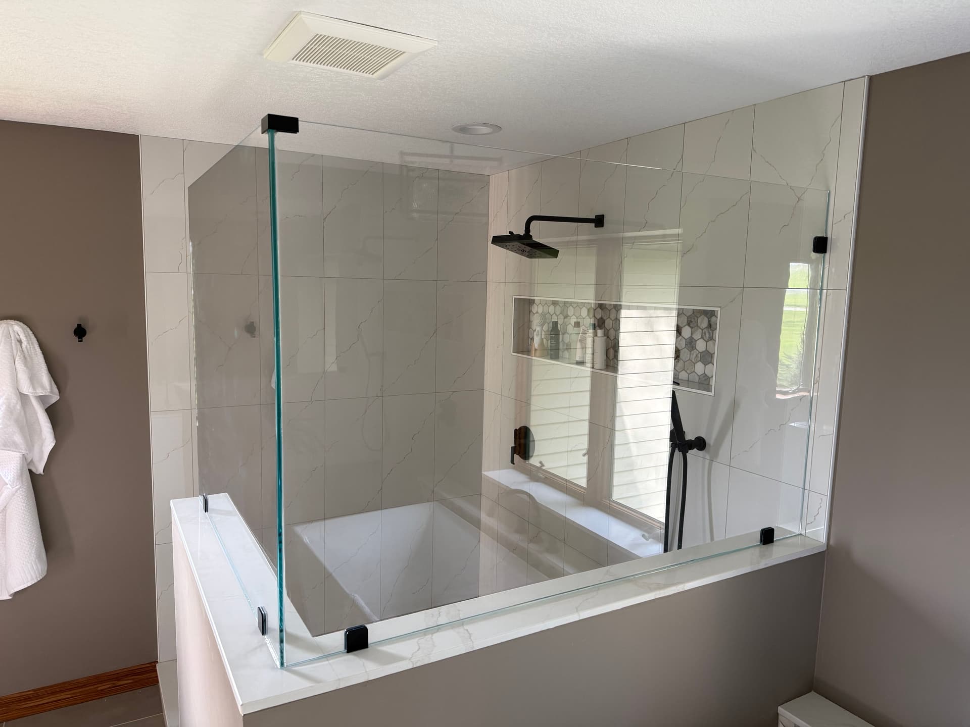 Gallery photos for Custom Glass Shower Surround That Keeps Things Clean and Open: Image #1